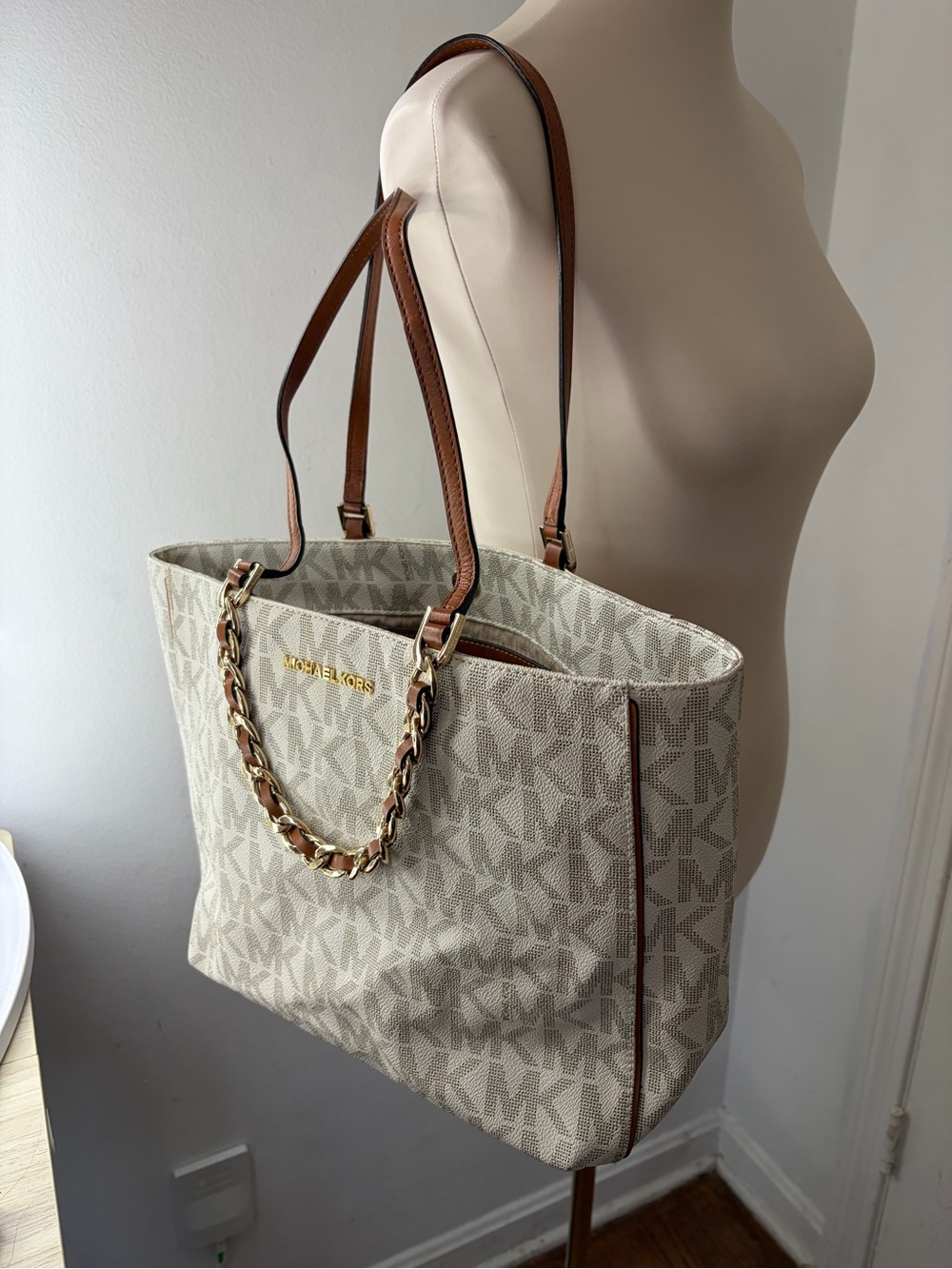 Y2KMichael Kors Cream Signature MK Tote with Brown Leather Straps and Gold Chain - Picture 1 of 7